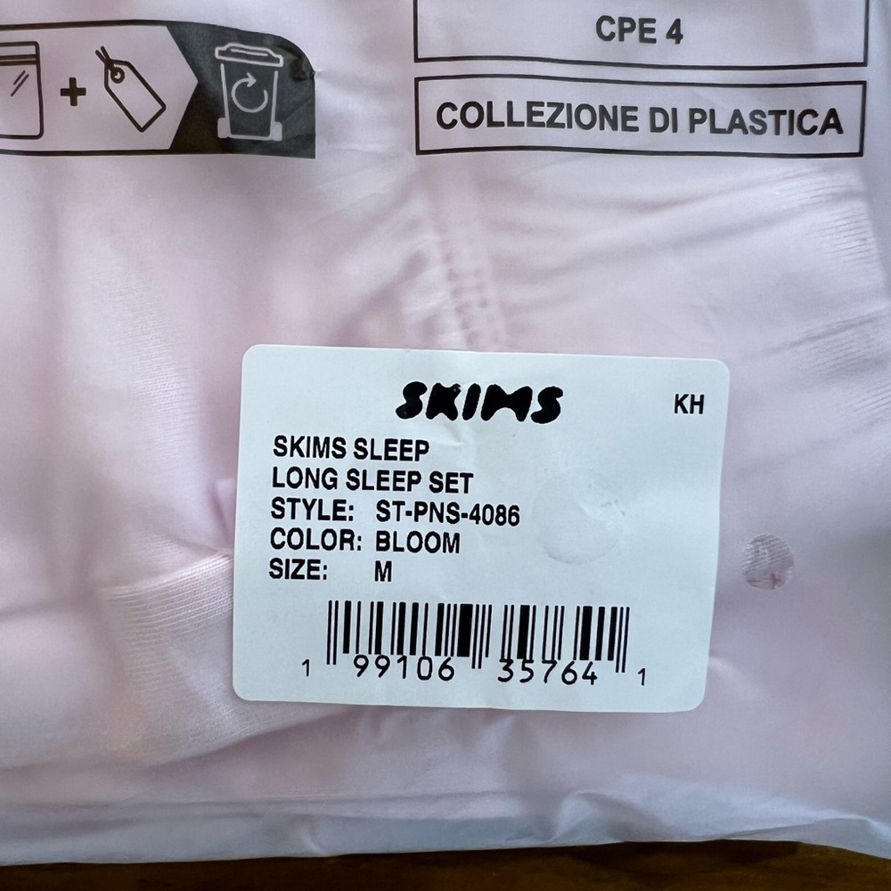 SKIMS Bloom Soft Lounge Button-Up Pajama Set - medium - Picture 8 of 8